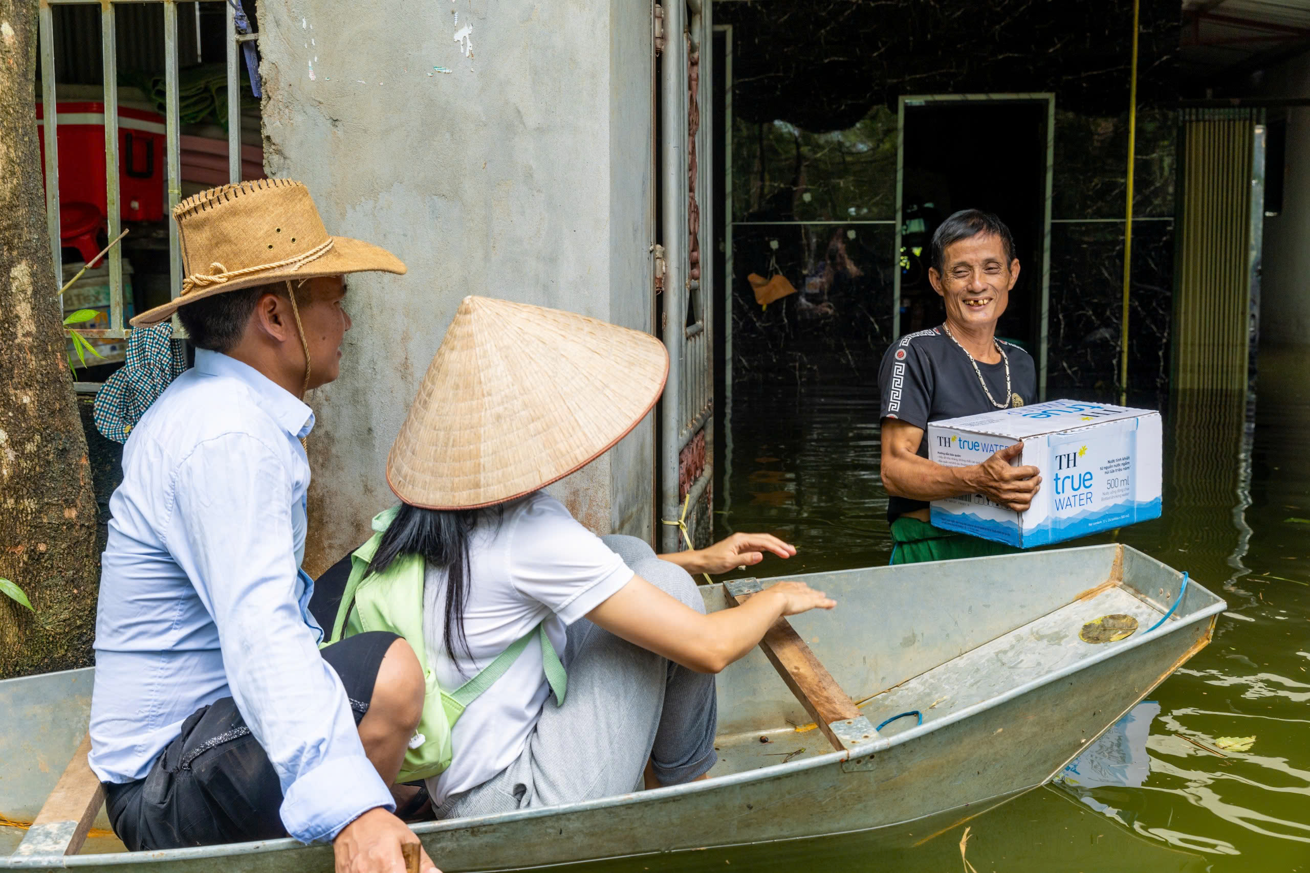 Gian nan đưa nước sạch về nơi mênh mang nước lũ